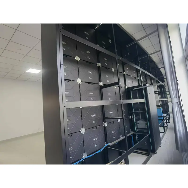 Cum îmbunătățește un suport curbat pentru afișaj LED performanța instalării pe ecranul mare?